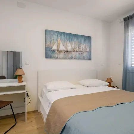 Dora Fuer 4 Personen Und 1 Kind Pula