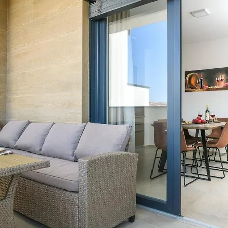 Dora Fuer 4 Personen Und 1 Kind Apartment Pula